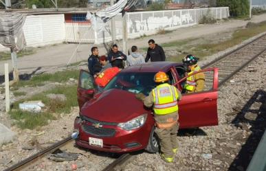 Arrastra tren a vehículo y deja tres personas heridas