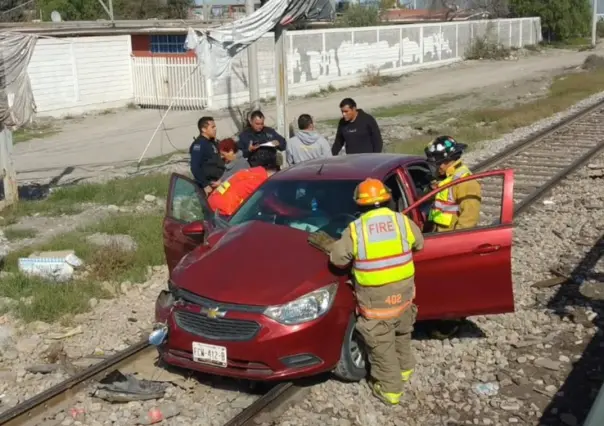 Arrastra tren a vehículo y deja tres personas heridas