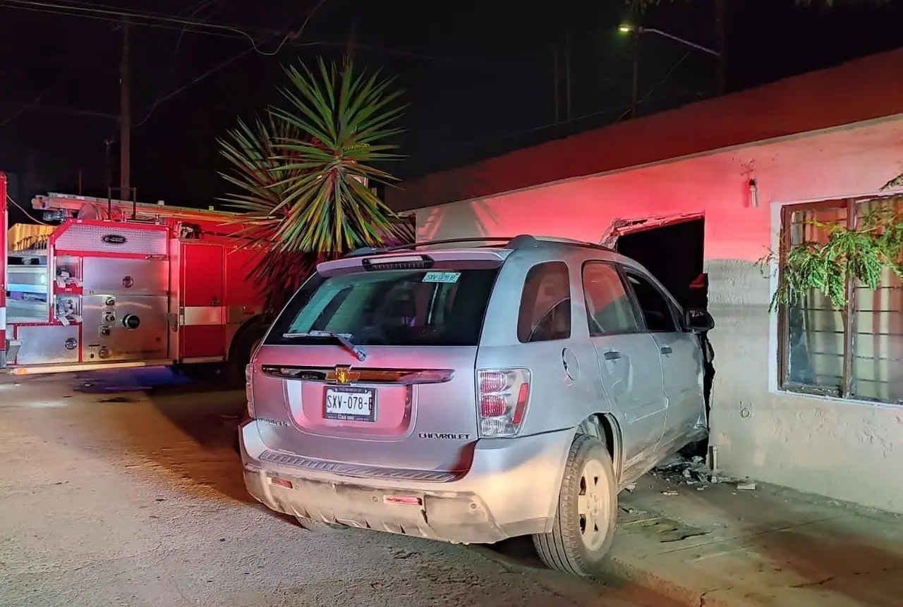 El conductor responsable fue llevado por las autoridades para realizarle el dictamen médico ya que aparentemente había ingerido alcohol previamente. Foto: POSTA MX.