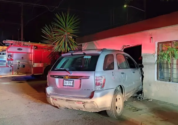 Se impacta camioneta contra domicilio en San Nicolás