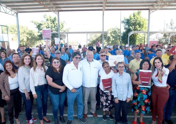 Entrega gobernador VCC títulos de propiedad y concesiones a transportistas