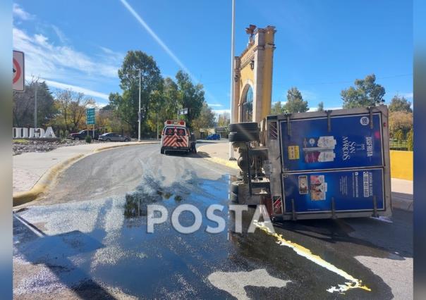 Se vuelca camión lechero al que normalistas lanzan piedras