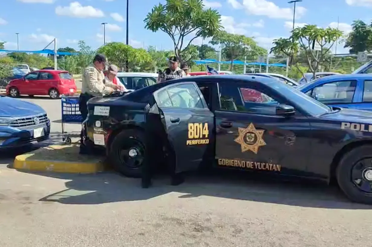 Dos personas fueron detenidas por un presunto robo en el Walmart de Ciudad Caucel.- Foto de EstamosAquí MX