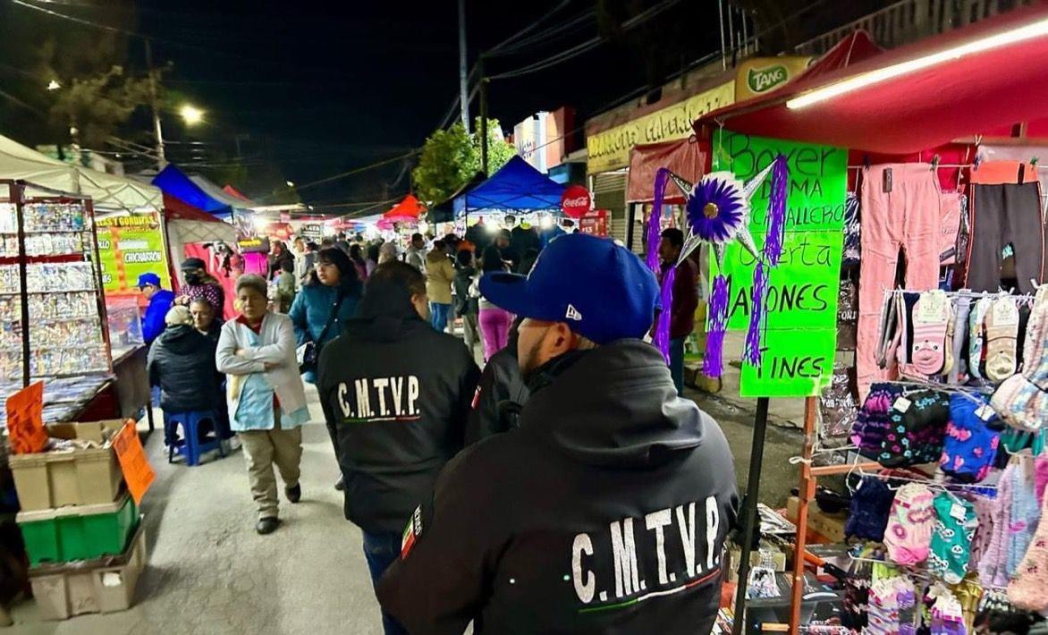 Elementos de la  Dirección de Mercados, Tianguis y Vía Pública vigilan a los bazares navideños para evitar que vendan productos ilegales en este periodo navideño. Foto: Gob. de Ecatepec