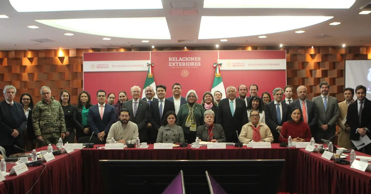 La canciller Bárcena Ibarra junto a los demás secretarios y dependientes de las distintas instituciones del gobierno de México en la novena sesión del CIAIMM