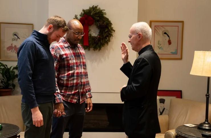 El reverendo James Martin bendice a una pareja del mismo sexo en histórico gesto de apertura de la Iglesia Católica. Foto. New York Times