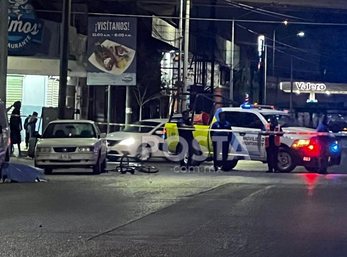 A la llegada de la Protección Civil de Monterrey y la Cruz Roja el hombre ya no presentaba signos vitales. Foto: Raymundo Elizalde.