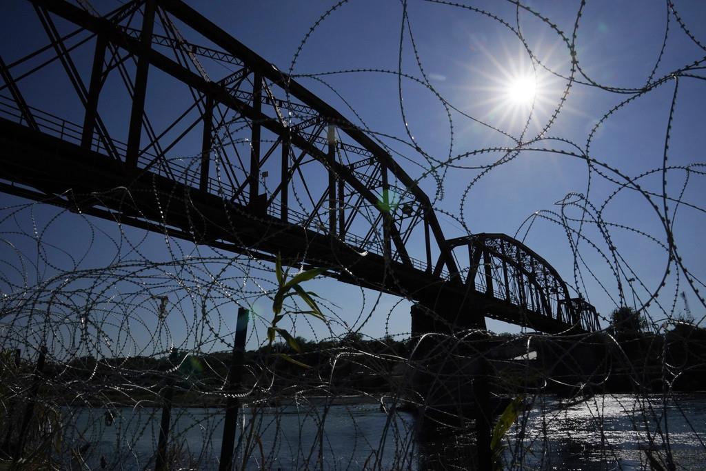 Vista del Puente Ferroviario Internacional de Union Pacific desde detrás de alambre de púas, el viernes 22 de septiembre de 2023, en Eagle Pass, Texas. (AP Foto/Eric Gay, Archivo)