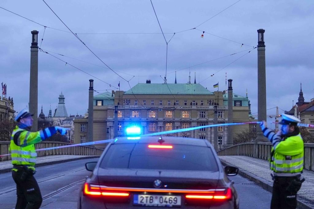 Policía monta guardia en una calle del centro de Praga, República Checa, jueves 21 de diciembre de 2023, tras un tiroteo que dejó una cantidad no especificada de muertos y heridos. (AP Foto/Petr David Josek)