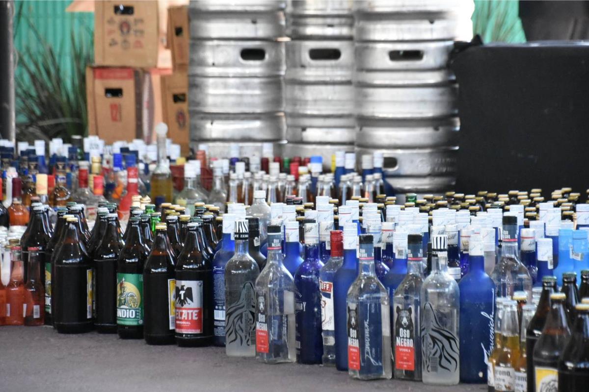 Transformarán litros de bebidas alcohólicas que fueron decomisadas en Iztapalapa. Foto: @Alc_Iztapalapa