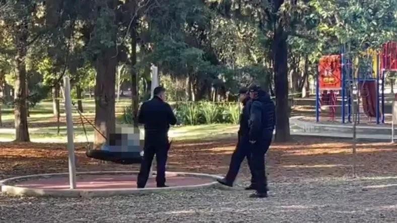 Hallan a hombre muerto en el Parque Gandhi, en la colonia Bosque de Chapultepec. Foto: @JJDiazMachuca