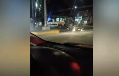 Vuelca camioneta en colonia Valle de las Flores