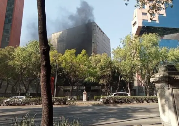 Incendio en edificio de Turissste moviliza a servicios de emergencia