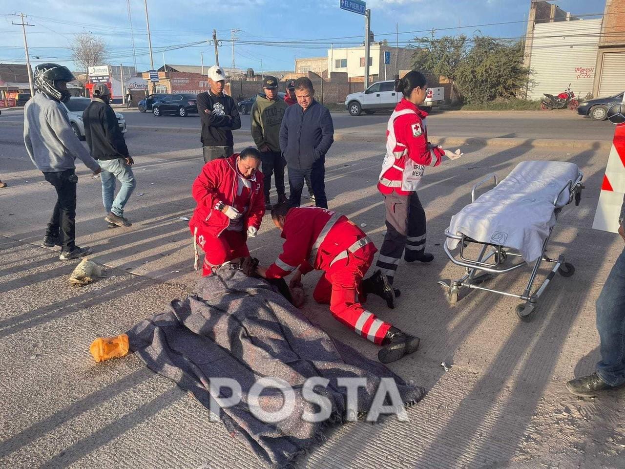 Al lugar del accidente llegaron los paramédicos de la Cruz Roja en donde solo confirmaron el fallecimiento del motociclista. Foto: Especial.