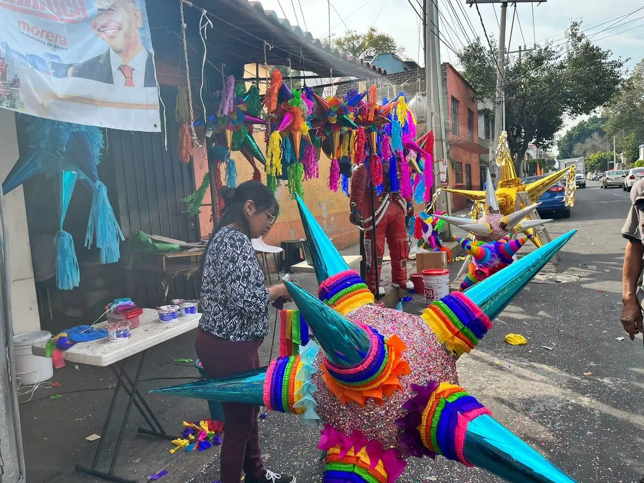 La fabricación de piñatas para la época decembrina en el taller de Eduardo Ríos inicia el 20 de noviembre. Foto: Itzel Negrete