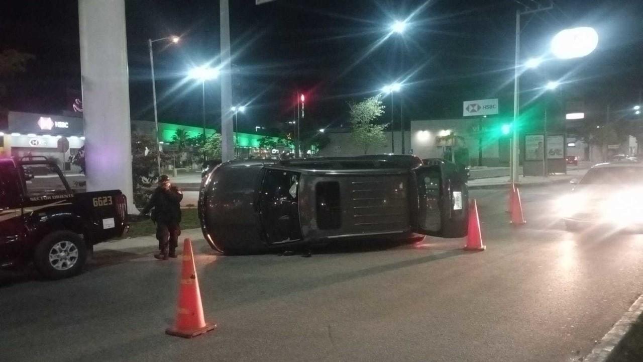 Una camioneta resultó volcada en Polígono 108 cuando una pareja discutía en el vehículo.- Foto de Clave 50 Noticias