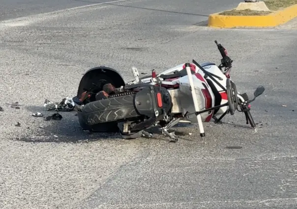 Provoca mujer su moto por no respetar alto