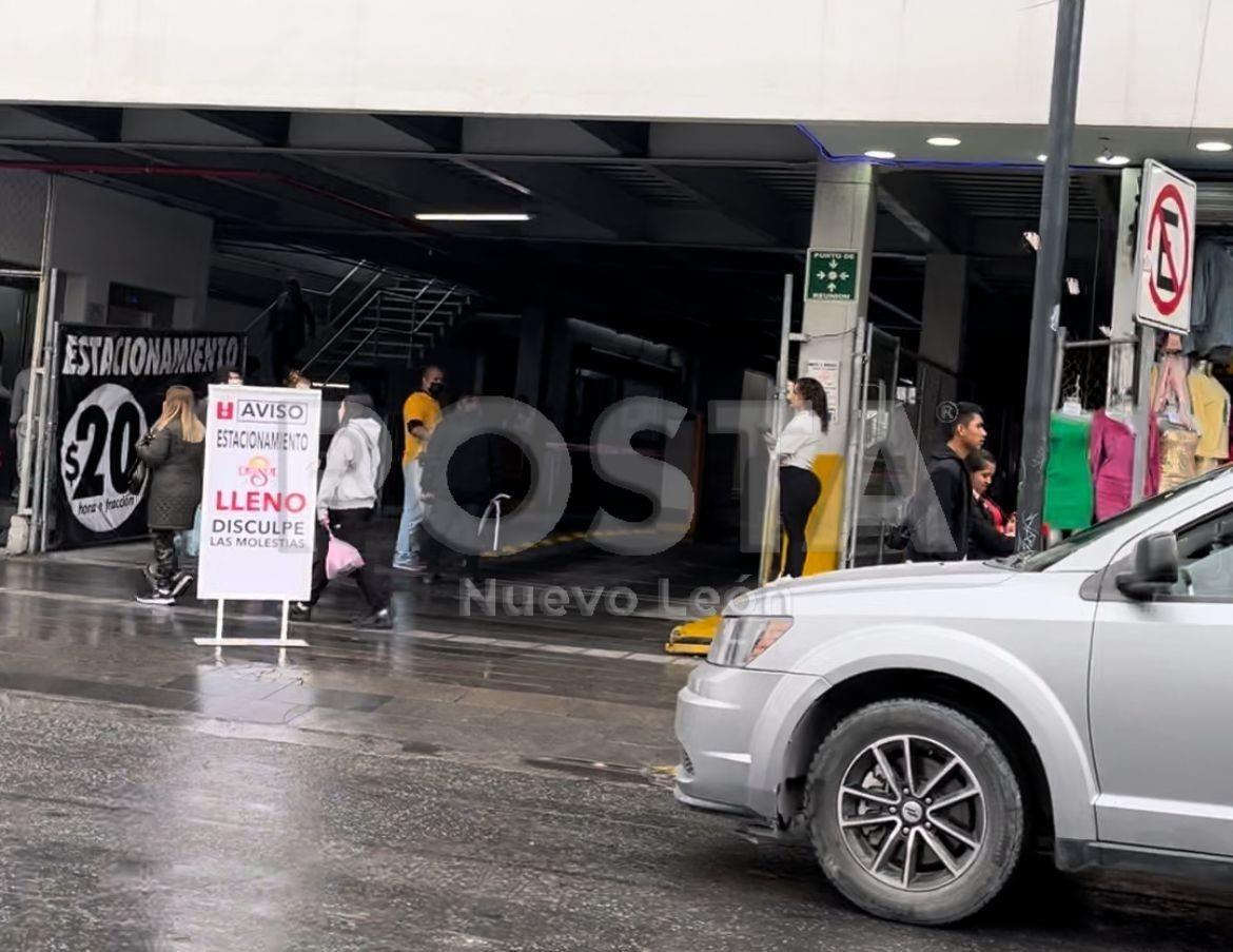 Durante la mañana de este viernes y previo a la Navidad, se observó como los ciudadanos llegaron en sus autos para acaparar lugar, pero antes de mediodía se llenaron los espacios. Fotos: Cynthia Pardo