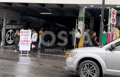 Automovilistas hacen fila afuera de estacionamiento lleno y provocan caos vial