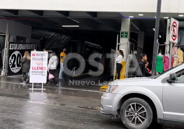 Automovilistas hacen fila afuera de estacionamiento lleno y provocan caos vial