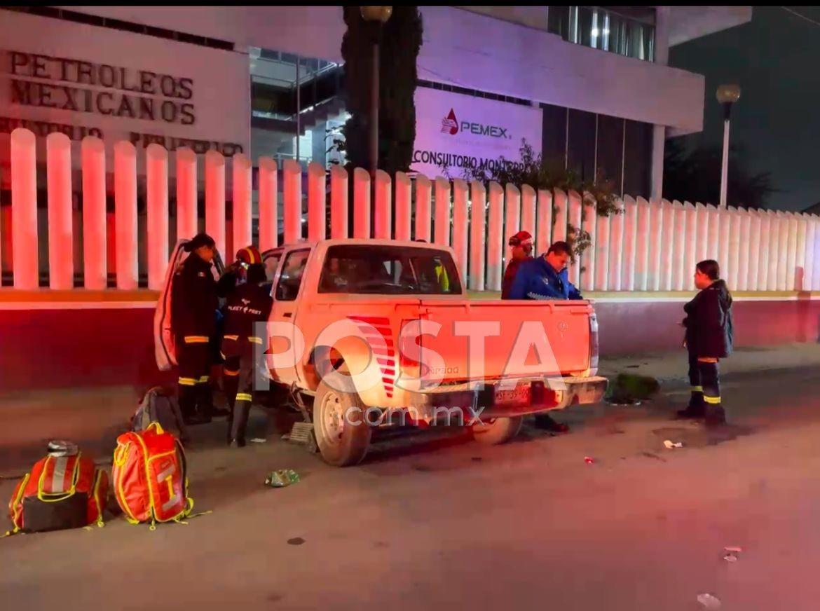 Al lugar arribaron paramédicos de Protección Civil de Monterrey, quienes trasladaron a los lesionados a un hospital de zona. Foto: Posta MX.