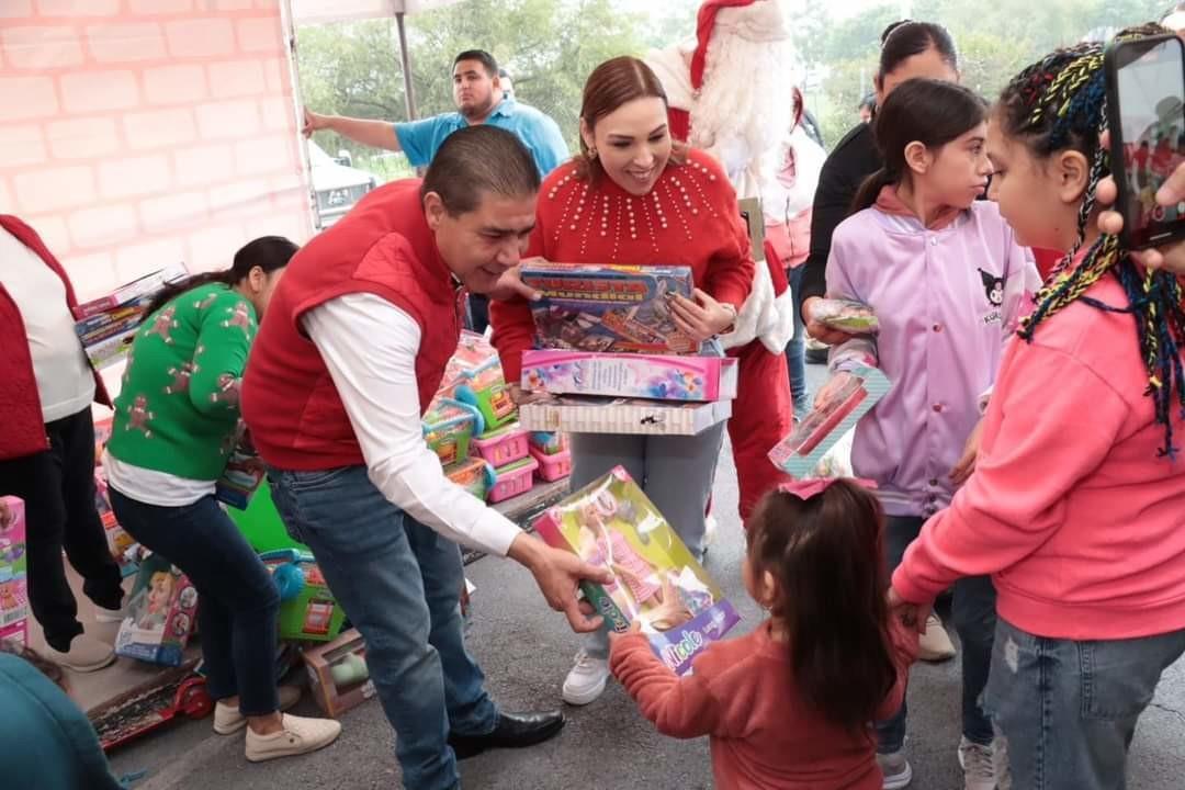 El alcalde Francisco Treviño y su esposa Adriana de la Garza, presidenta del DIF, encabezaron los eventos para entregar los regalos. Fotos: Municipio de Juárez