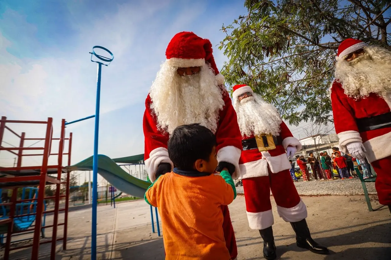 El personal de la Dirección de Vialidad y Tránsito se organizó y reunió juguetes y dulces para repartirlos entre los niños y niñas de escasos recursos. Fotos: Cortesía