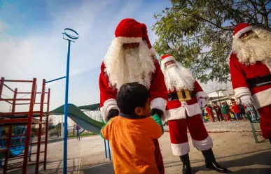 Policías llevan alegría navideña a niños de Monterrey