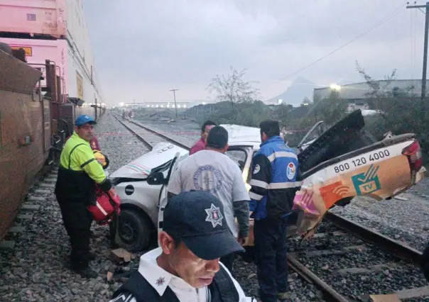 Muere trabajador de Izzi en su camioneta; fue embestido por el ferrocarril