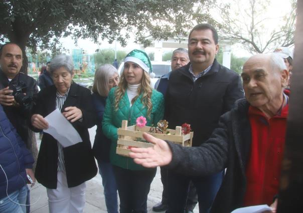 Llevan la Navidad a adultos mayores en García