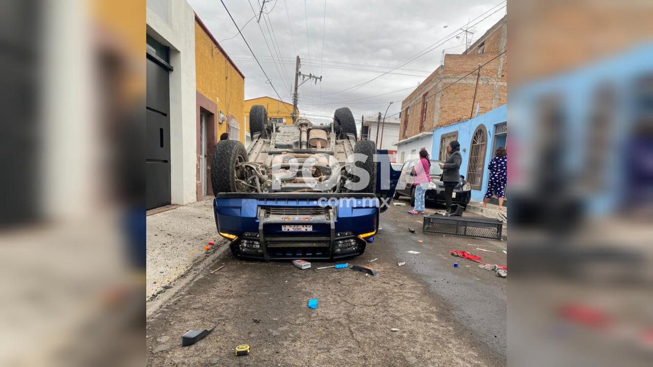 Choque - volcadura deja dos vehículos semidestruidos en Durango