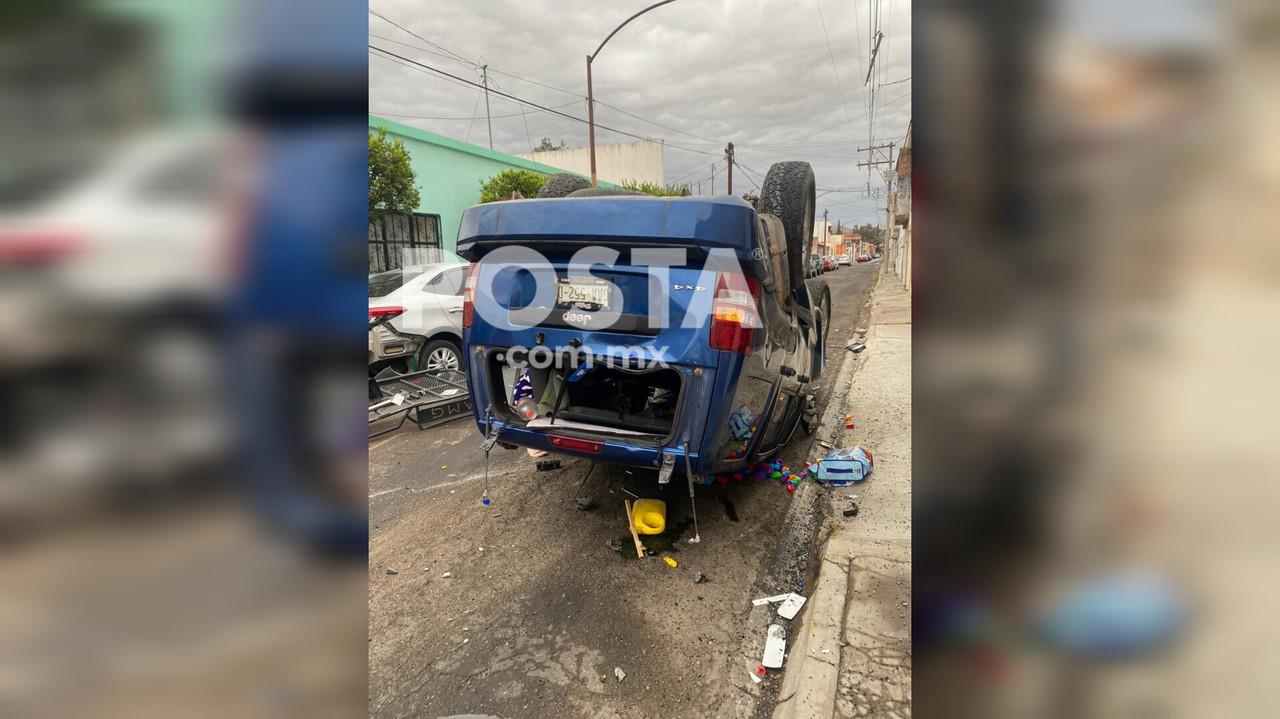 Choque - volcadura deja dos vehículos semidestruidos en Durango