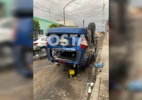 Choque - volcadura deja dos vehículos semidestruidos en Durango