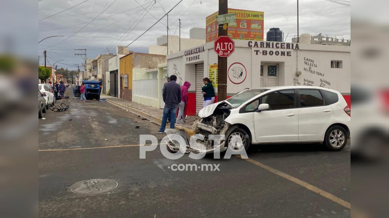 Choque - volcadura deja dos vehículos semidestruidos en Durango
