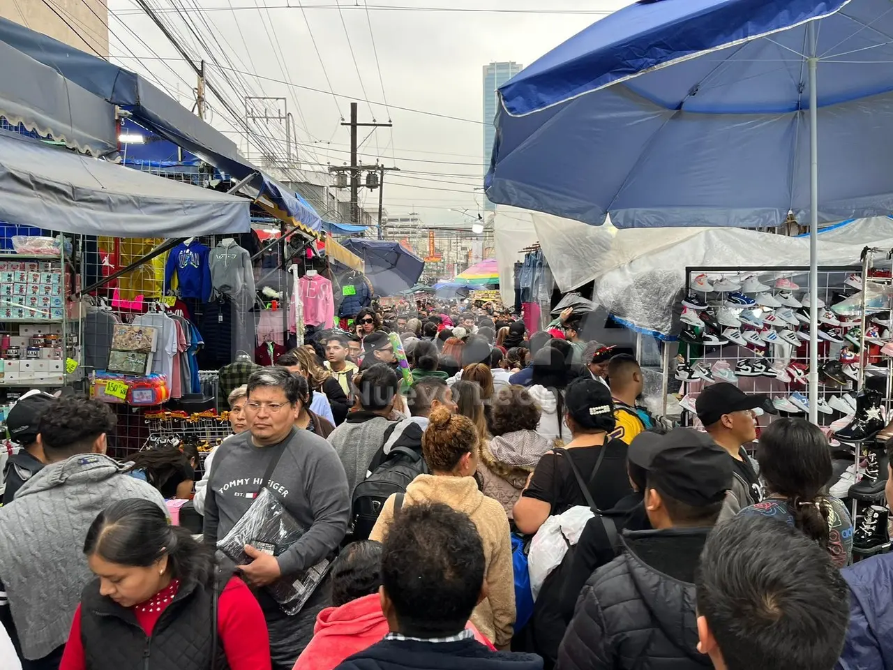 En un recorrido realizado por POSTA Nuevo León se tomó registro de las grandes aglomeraciones en calles comerciales de Monterrey. Fotos: Pablo González