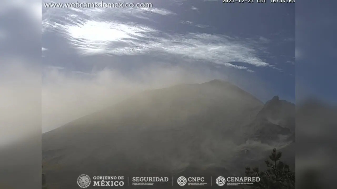 Lo más relevante que registró el volcán Popocatépetl este sábado 23 de diciembre fue la fumarola de mil 200 metros de altura. Foto: Cenapred