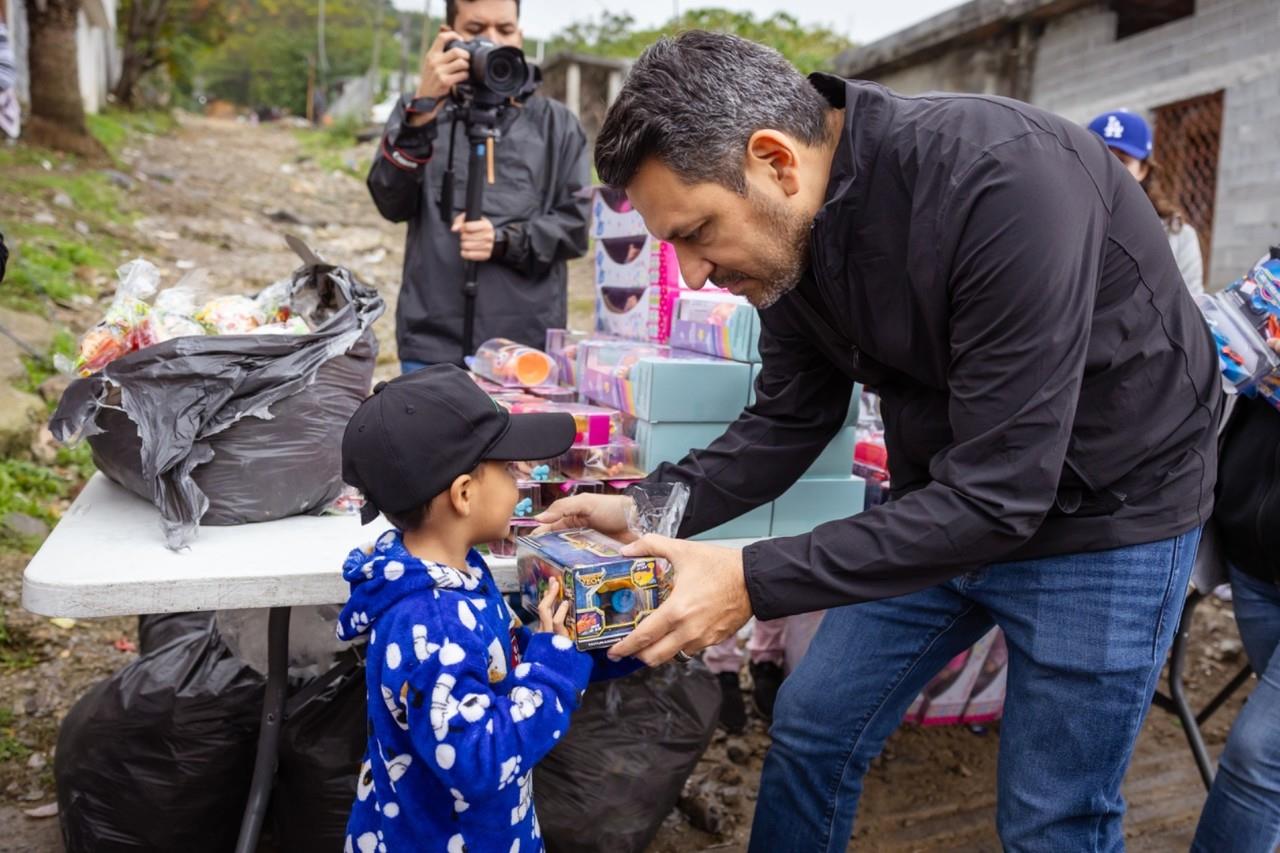 El programa Compartiendo Sonrisas continuará llevando alegría a otros sectores de la comunidad hasta el Día de Reyes. Foto: Municipio de Guadalupe