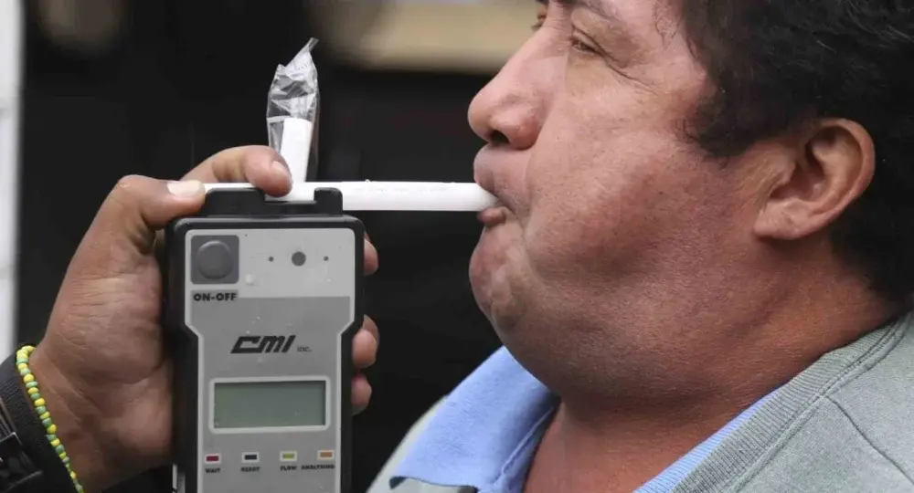 Las multas por manejar con un nivel elevado de alcohol en la sangre son severas Foto: Ilustrativa