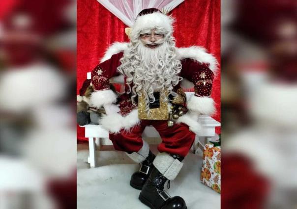 Roban traje único con aplicaciones de Swarovski a Santa Claus