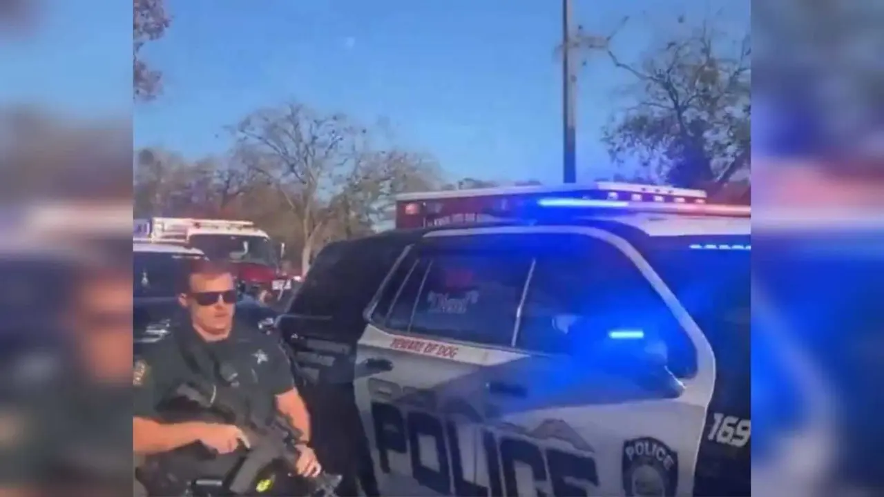 La policía informó que un hombre adulto fue encontrado sin vida dentro del centro comercial, víctima de heridas de bala. Foto: Captura de pantalla