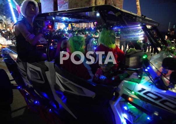 Caravana de autos navideños ilumina el malecón de La Paz