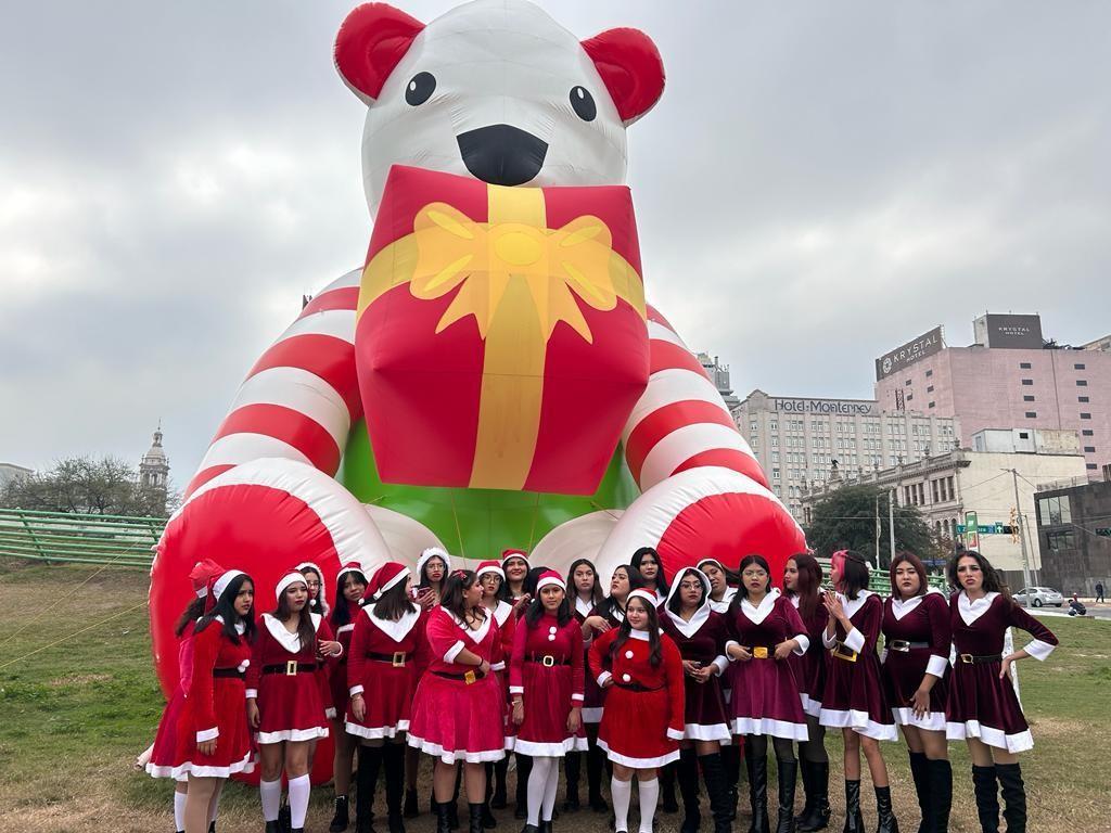 Las hijas de Santa Claus y Mamá Claus, les desean Féliz Navidad