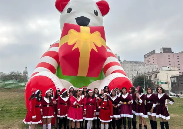 Las hijas de Santa Claus y Mamá Claus, les desean Féliz Navidad