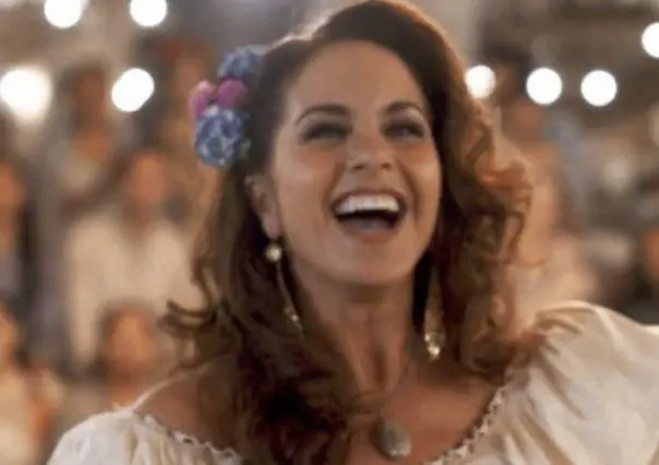 Lucero presume su enorme árbol de navidad