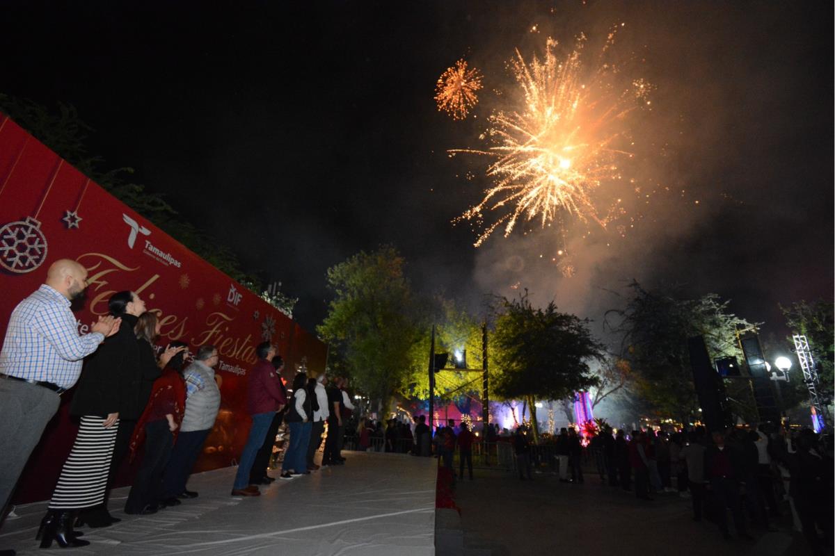 La celebración previa a la Nochebuena y a la Navidad se llevó a cabo en la Plaza Juárez de Victoria, donde las familias disfrutaron de música y pirotecnia. Foto: Agencia.