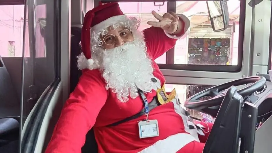 Conductores del Va y Ven caracterizados como Santa. Foto: Redes sociales