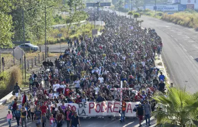 Migrantes caminan en Navidad con esperanza de llegar a frontera con Estados Unidos