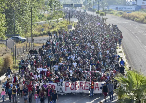 Migrantes caminan en Navidad con esperanza de llegar a frontera con Estados Unidos