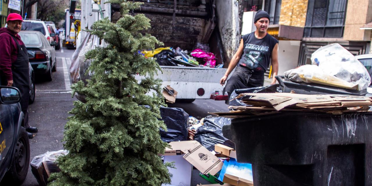 En cada esquina se aprecia la presencia de grandes cajas, envolturas y residuos de la cena, sin mencionar la cantidad de pinos desechados. Foto: imer.mx