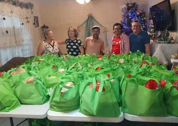 Periodista yucateco entrega 153 cenas navideñas a familias del sur de Mérida